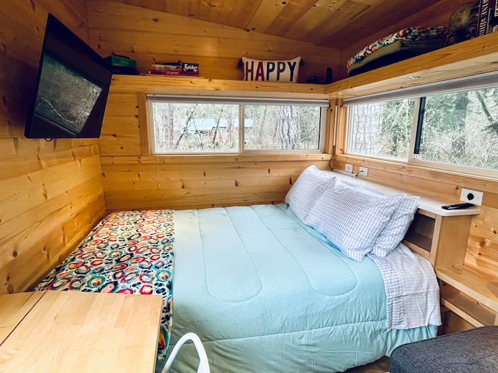 Cama tamaño queen con sábanas acogedoras recién limpias, 4 almohadas y un edredón. Hay mantas adicionales disponibles para mayor calidez durante todo el año. Un calentador de espacio radiante proporcionará más calor durante las visitas frías de invierno.