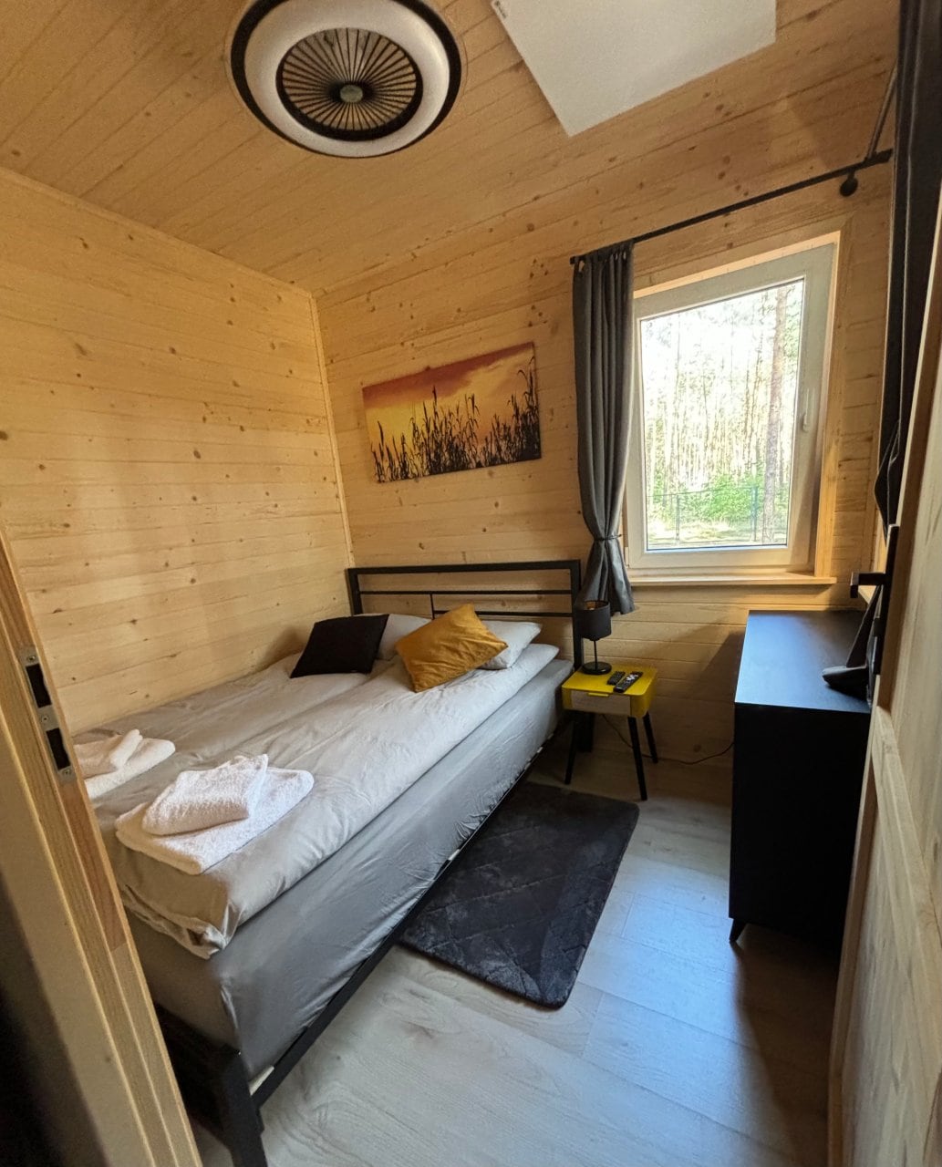 Mała sypialnia z podwójnym łóżkiem, Smart TV, moskitierami w oknach, lampą i wentylatorem sufitowym sterowanymi pilotem oraz niezależnym ogrzewaniem