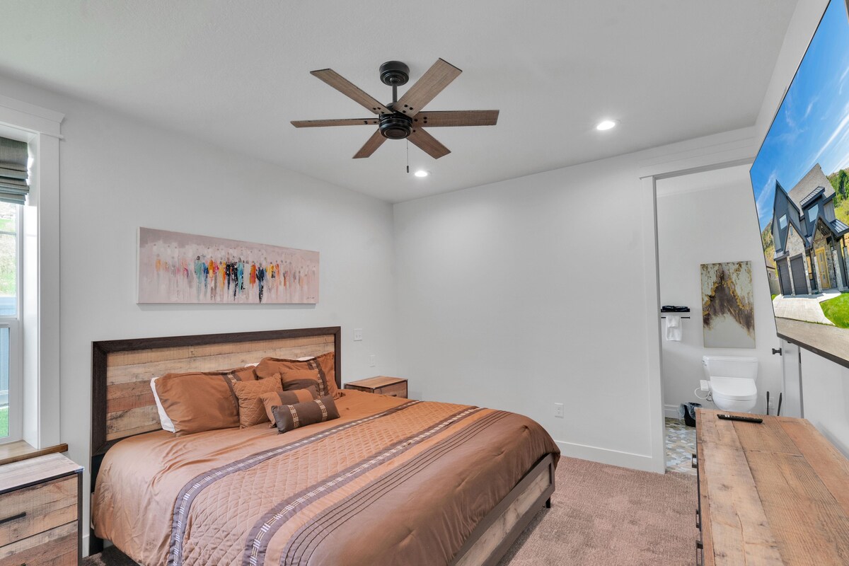 เตียงคิงไซส์ 1 เตียงพร้อมห้องน้ำในตัว