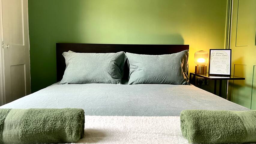 Entire 3 Bedroom House in Central London gallery image 3