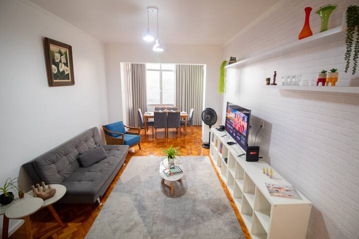 Espaçoso apartamento no coração de Copacabana