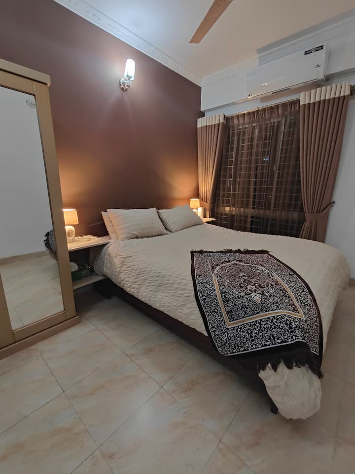 Уютно и удобно място за почивка, тази спалня разполага със самостоятелна баня и гардероб, който съдържа 2 заключващи се чекмеджета за ценности, както и огледала в цял ръст.