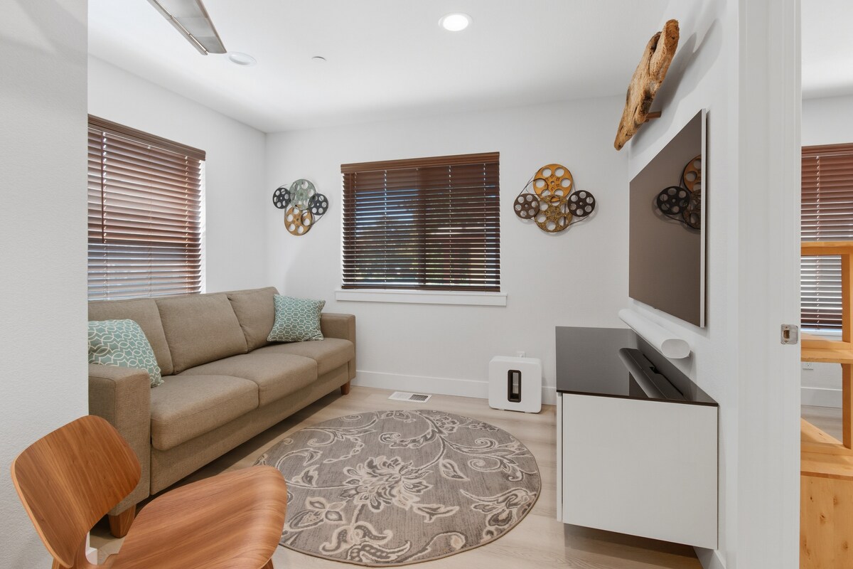 Top Airbnb: Bright stylish two story three bedroom townhouse in Sunnyvale