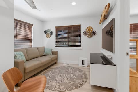 Top Airbnb: Bright stylish two story three bedroom townhouse in Sunnyvale