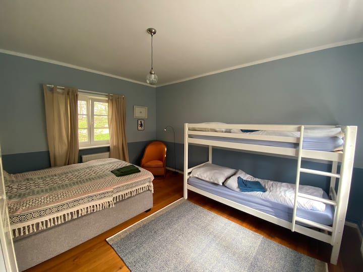 บ้านสวน: ห้องนอนเตียงคู่ขนาดเล็ก 140x200 และเตียงสองชั้นพร้อมห้องอาบน้ำ