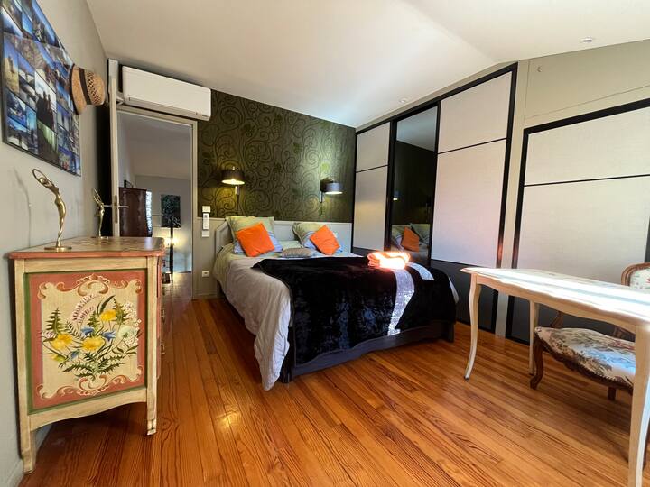 Климатизирана  родителска спалня, изглед към градината с южно изложение, със самостоятелна баня, самостоятелна тоалетна