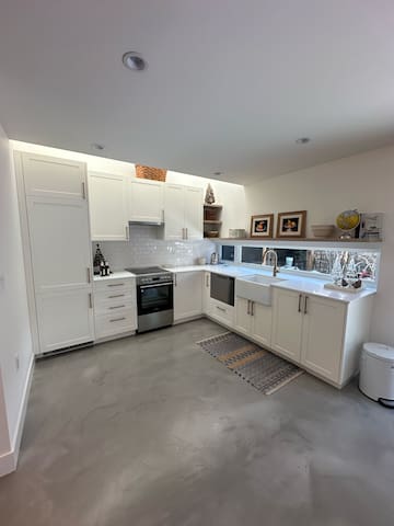 Charming Country Home West Pt Grey, UBC, Kits. gallery image 3