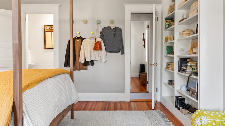 Во првата спална соба има приватна половина бања. Исто така, се наоѓа во непосредна близина на туш-кабината. 