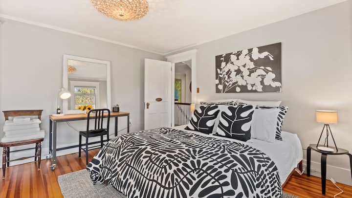 Во спалната соба 2 има приватна половина бања.