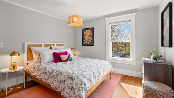 Спална соба 4 дели половина бања со спална соба 3. Ова е одлична соба за деца кои треба да бидат блиску до своите родители.