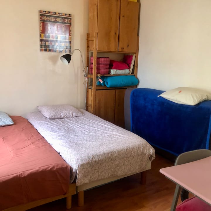 3 camas 1 plaza, incluido un colchón de 24 cm de grosor sin somier, visible en la foto contra la pared.