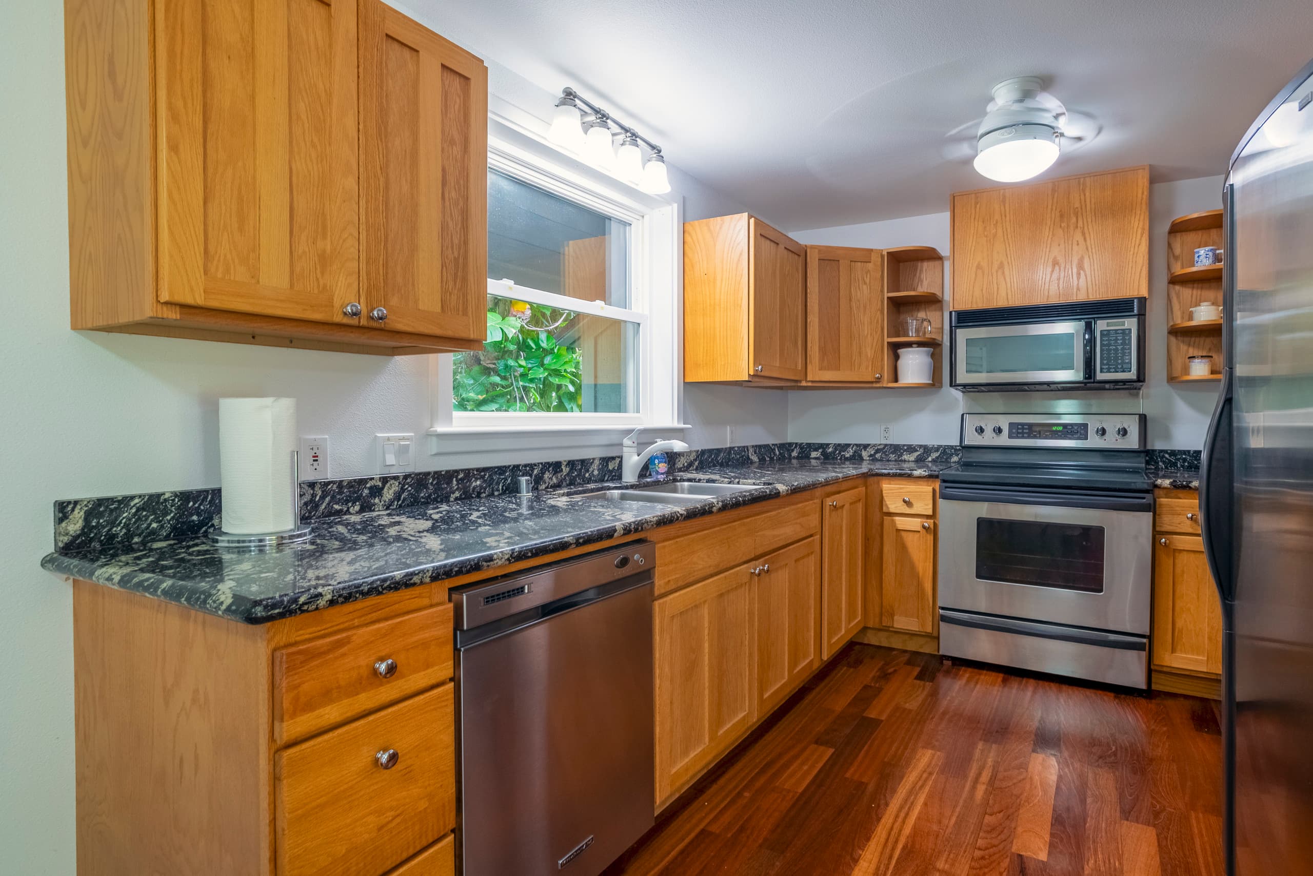 Home in Hanalei · ★5.0 · 7 bedrooms · 7 beds · 6.5 baths - Image 11