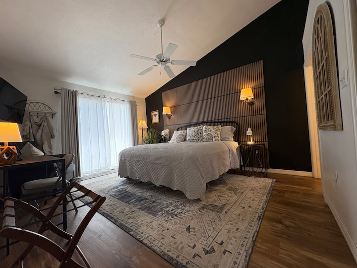 *Veľká hlavná spálňa* 
*Krásne zdobené*  
*Manželská posteľ* *Nástenná televízia*  *WIFI internet*
*Novo zrekonštruovaná vlastná kúpeľňa 3 pce Wshrm*
*Centrálna klimatizácia*
*Nástenné nabíjačky zariadení *     
*Prechádzka v šatníku s komodou*Vyjdite na hornú terasu*
