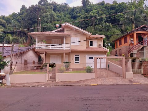 Beautiful house with bathtub and pool 20 km from Gramado