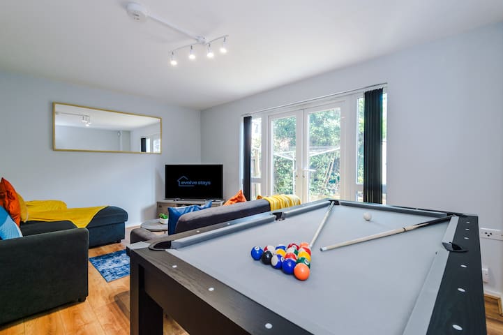 Stylish Home for 9 | Pool Table | Garden | Parking