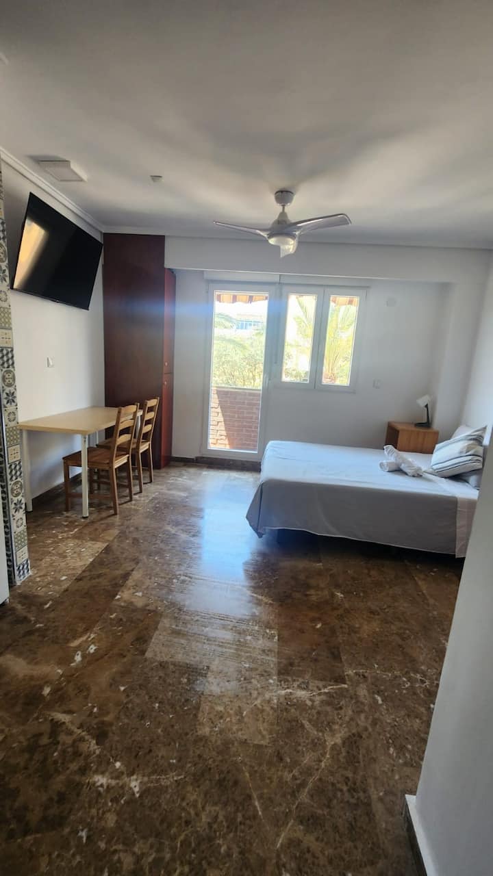 Formidable Y Acogedor Estudio Con Balcón Privado. - Valencia
