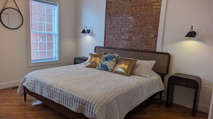 Chambre spacieuse avec matelas hybride king size haut de gamme.