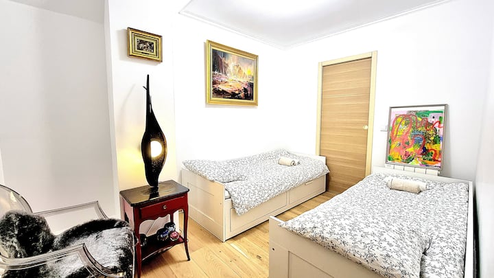 2 krevate tek me dush dhe tualet