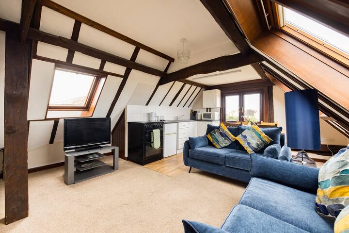 Two Bedroom Duplex - Shared Pool - Essex