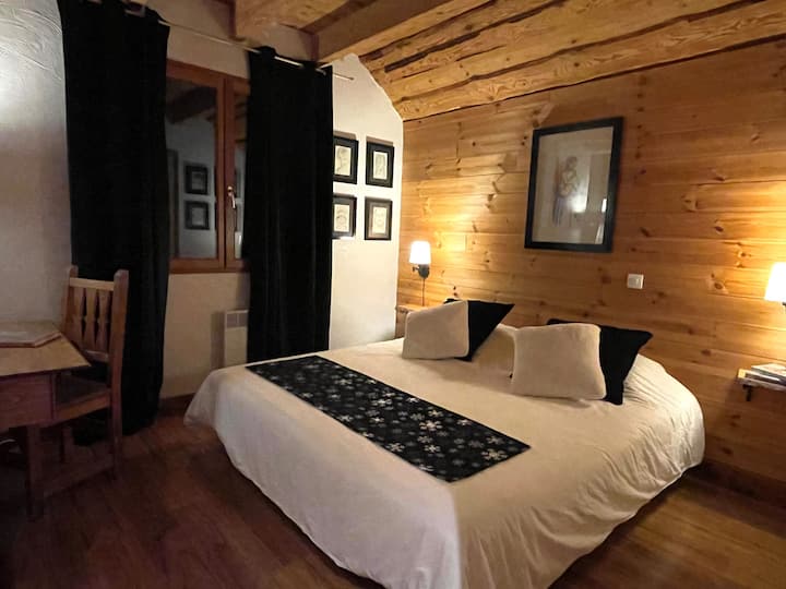 Hvert soveværelse har en dobbeltseng, som kan omdannes til 2 enkeltsenge og sit eget brusebad.