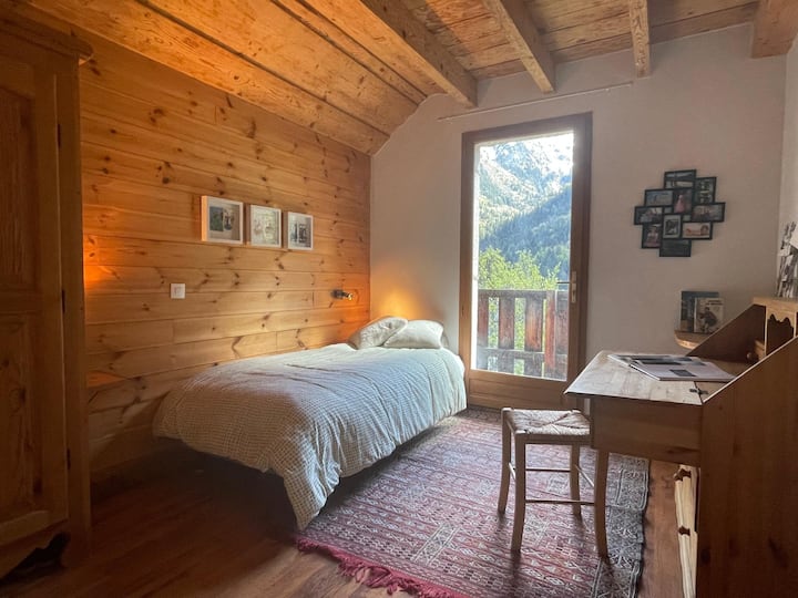 Dette værelse har en enkeltseng og sit eget brusebad. Det er også muligt at tilføje en ekstra seng for at rede en dobbeltseng.