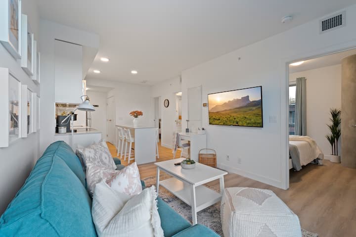 "Baja Blast" 2br |Mins To Stampede | Rooftop Patio - Calgary