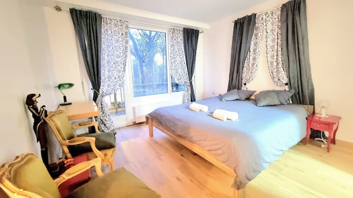 veľký spálňový apartmán s písacím stolom a 2 pohodlnými kreslami, sprchovacím kútom a toaletou