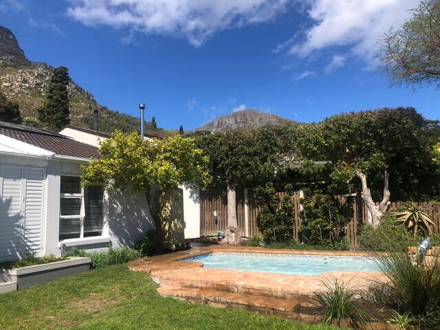 Charming home flanked by mountains, Hout Bay