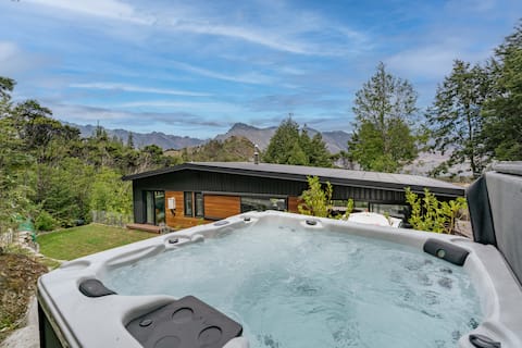 Family home in the forest. Epic views, spa & cat