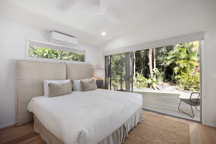 استمتع بمرونة سرير كينج مقسم في غرفة النوم الثانية، مع التبريد والوصول المباشر إلى الخارج. 