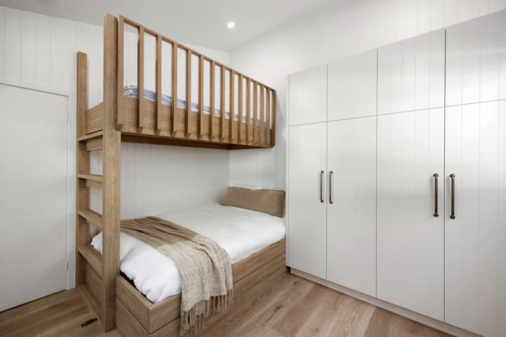استقر في غرفة النوم المزدوجة في الحظيرة (سرير فردي غير متوفر)، مع مساحة تخزين واسعة وأجواء مريحة تجعلها ملاذًا مثاليًا للمراهلين.