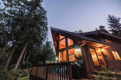 North Cascades River Song Cabin: off-grid retreat
