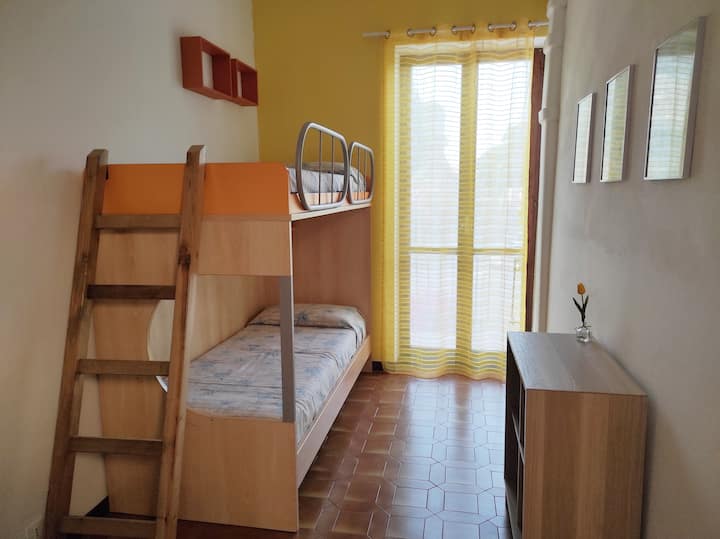 V spálni je poschodová posteľ so štandardnými veľkosťami vhodná pre deti aj dospelých. Police vám umožňuje ukladať hry a rôzne predmety. Táto izba sa nachádza pri spálni s manželskou posteľou.