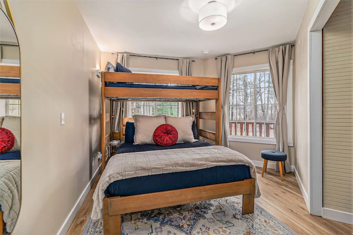 Chambre n °2 - un nouveau lit Queen confortable avec un lit jumeau surélevé au-dessus. Jeux et miroir pleine longueur également inclus. (Lit pour bébé et chaise haute également inclus)