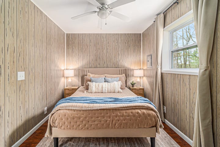 Chambre dans un appartement avec un nouveau matelas queen size confortable et de la literie prête pour une nuit de sommeil parfaite. 