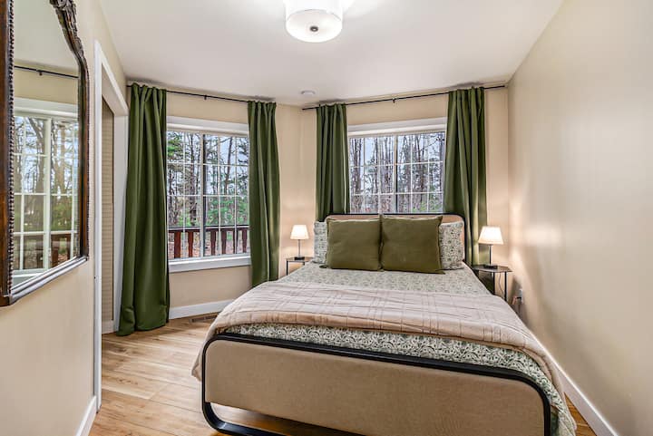 Nouveau lit queen. Rideaux occultants, miroir et ventilateur inclus. 