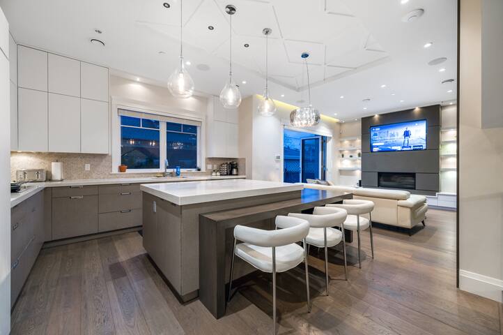 *NEW* Central 5BR w/Theater Room – The Llama House gallery image 2