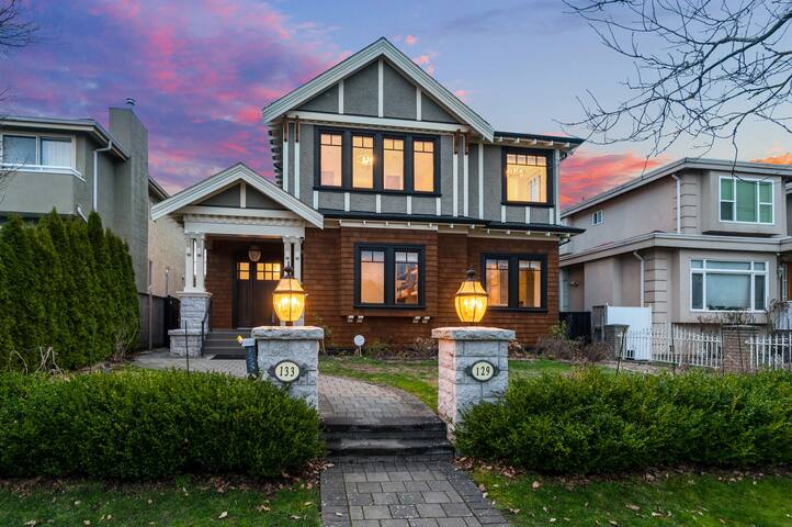 *NEW* Central 5BR w/Theater Room – The Llama House