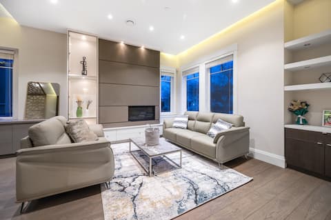 Top performing Airbnb: *NEW* Central 5BR w/Theater Room - The Llama House in Oakridge