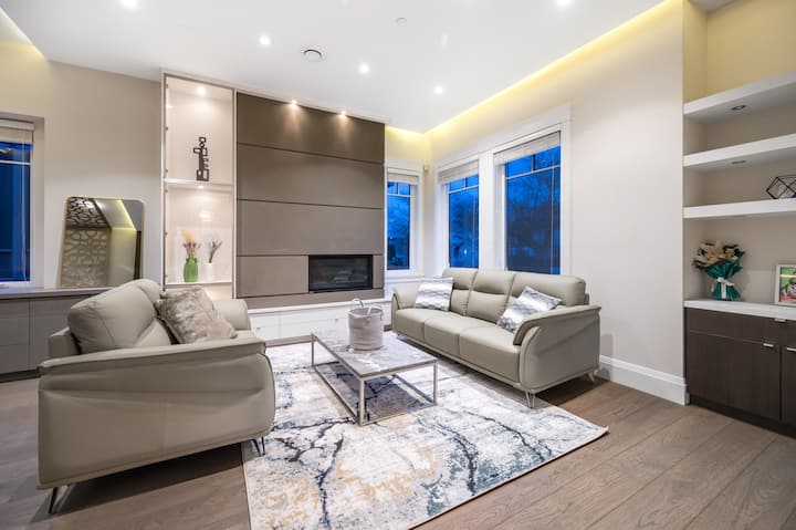 *New* Central 5br W/theater Room - The Llama House - Vancouver