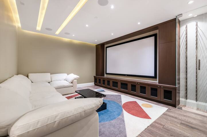 *NEW* Central 5BR w/Theater Room – The Llama House gallery image 3