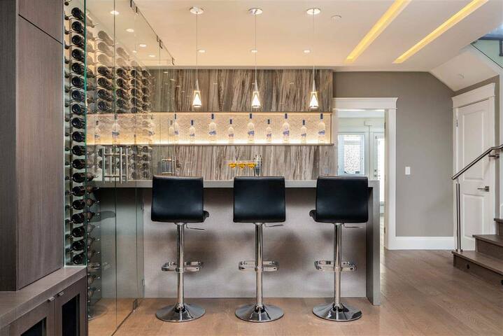 *NEW* Central 5BR w/Theater Room – The Llama House gallery image 4