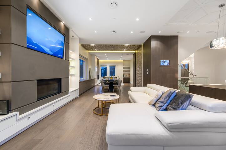 *NEW* Central 5BR w/Theater Room – The Llama House gallery image 5