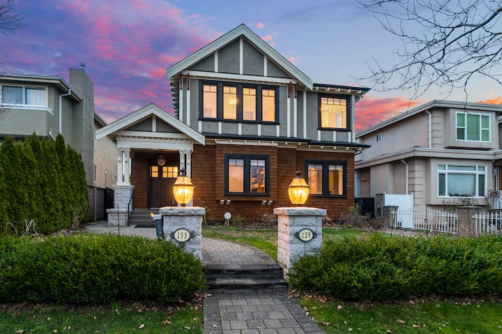 *New* Central 5br W/theater Room - The Llama House - Vancouver