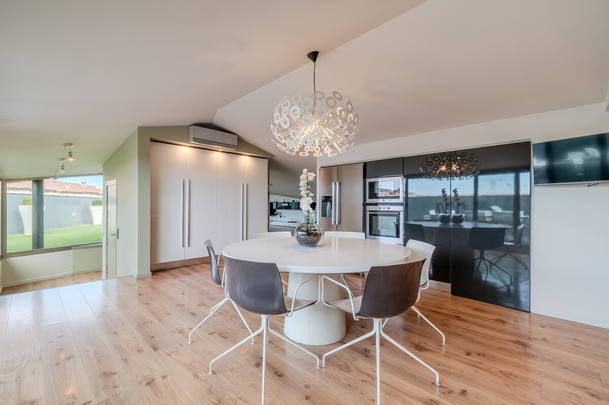 Top Airbnb: Large Duplex with Private Pool in downtown Roses à Roses