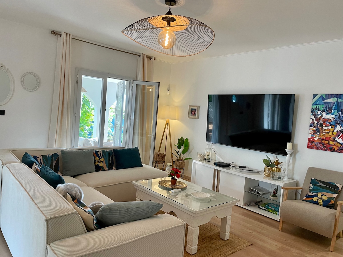 Top performing Airbnb: Luxurious Villa - Garden - Swimming Pool - Hot Tub in Saint Paul