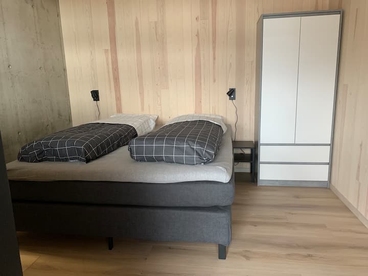 Dormitorio 3:
Cama doble de 180 cm. en el sótano.
Cortinas oscuras.
