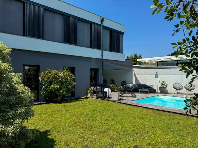 Villa d’architecte avec piscine.
