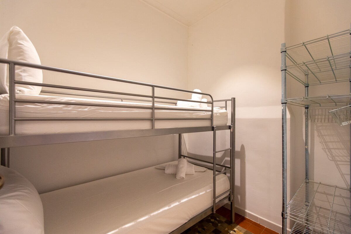 Dhomë gjumi me krevat marinari, e përkryer për të vegjlit e familjes. Ka një raft të madh për të ruajtur gjëra personale plot kujtime sentimentale të pushimeve të tua.