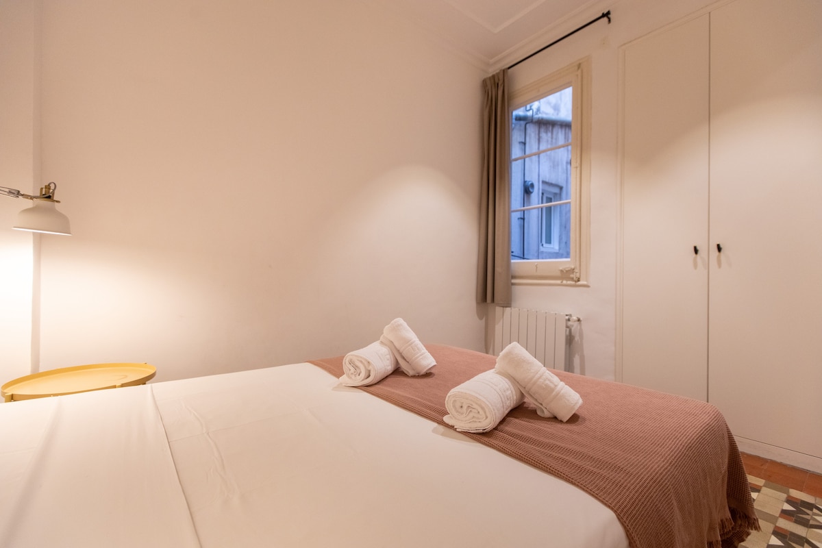 Dhomë gjumi me krevat dopio - e përkryer për një pushim dhe për të menduar për përvojat e ditës pas një shëtitjeje të gjatë në qytetin e Barcelonës.